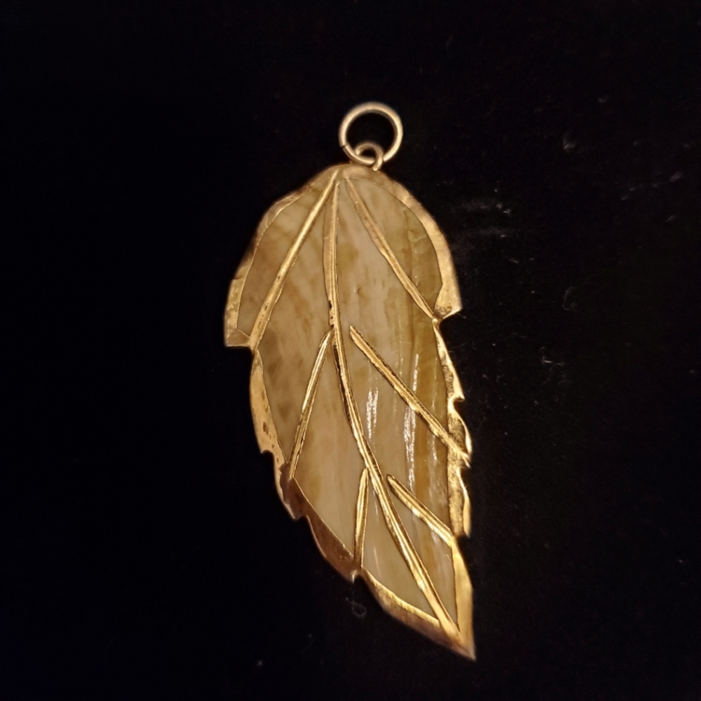 Mother of pearl unique leaf design pendant
